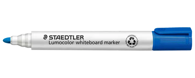 Blåhætte STAEDTLER Lumocolor whiteboardmarker med hvid krop, blå spids og kabinet af genbrugsplast.