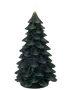 Grøn juletræsformet stearinlys med detaljerede lagdelte grene og tændt væge. Dekorativ og festlig, perfekt til julebord eller sæsonindretning.