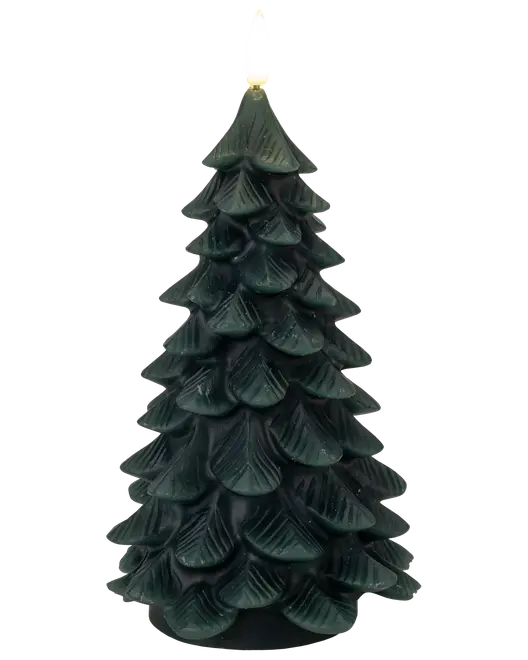 Grøn juletræsformet stearinlys med detaljerede lagdelte grene og tændt væge. Dekorativ og festlig, perfekt til julebord eller sæsonindretning.