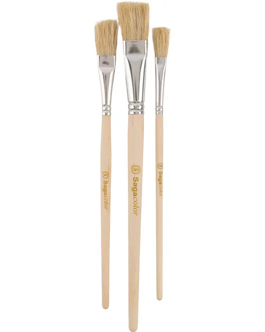 Sæt med tre flade pensler med lyse træskafter og lyse børster. Hver pensel har metalhylster og forskellige bredder. Mærke: Sagacolor.