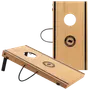 Sæt med to cornhole-brætter i træ med rundt hul, foldbare sorte ben, bærehåndtag og centralt logo med teksten 'Family Edition Standard Cornhole.' Naturtræ med sorte detaljer.