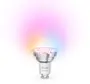 Smart LED-spotpære med GU10-fatning, udsender justerbart flerfarvet lys, mærket 'hue Essential'. Velegnet til smart belysning, energieffektiv og understøtter forskellige lysscener.
