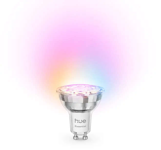 Smart LED-spotpære med GU10-fatning, udsender justerbart flerfarvet lys, mærket 'hue Essential'. Velegnet til smart belysning, energieffektiv og understøtter forskellige lysscener.