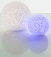 Set med två sfäriska LED-dekorationslampor med kristalliknande, texturerad yta. En lyser vitt, den andra blått. Perfekt för modern heminredning eller fest.