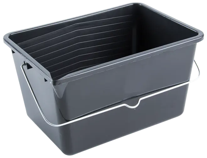 Rektangulær sort plastik malerspand med solidt metalhåndtag, rillet inderside for nem malingoptagelse og bred åbning til brug med malerruller eller pensler.