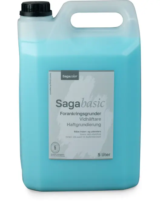 5-liters plastikdunk med lyseblå grunder, sort skruelåg og håndtag. Mærket 'Sagabasic', egnet som hæfteprimer til indendørs og udendørs brug. Rektangulær form.