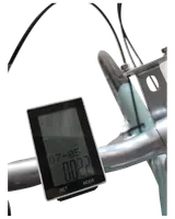 Cykelstyr med digitalt display, der viser tid og dato, samt SET- og MODE-knapper. Displayet er monteret på et metalstyr med synlige bremsekabler.