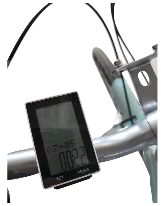 Cykelstyr med digitalt display, der viser tid og dato, samt SET- og MODE-knapper. Displayet er monteret på et metalstyr med synlige bremsekabler.