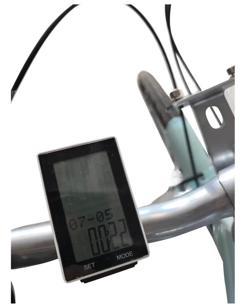 Cykelstyr med digitalt display, der viser tid og dato, samt SET- og MODE-knapper. Displayet er monteret på et metalstyr med synlige bremsekabler.