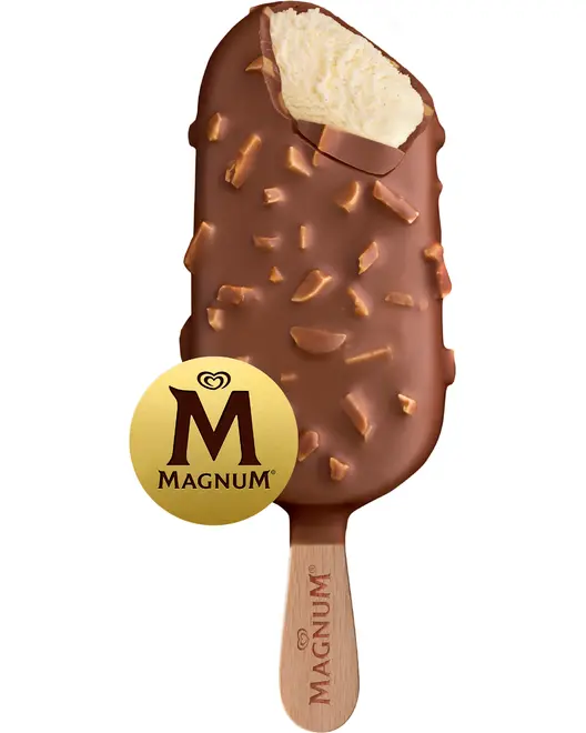 Vaniljeis på pind overtrukket med mælkechokolade og mandelstykker, delvist bidt. Træpind med Magnum-logo. Magnum-logo vist på guldcirkel.