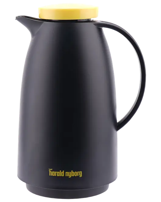 Svart termoskanna med gult lock, ergonomiskt handtag och pip. "harald nyborg"-logga i gult längst ner. Modern, stilren design för varma eller kalla drycker.