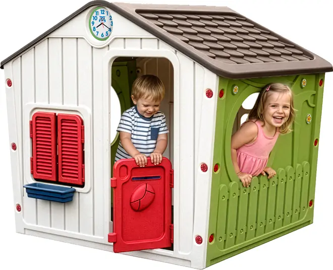 Plastik legehus til børn med brun tag, rød dør, grøn hegn, røde vindues skodder, blå blomsterkasse og ur over døren. Velegnet til indendørs eller udendørs brug.