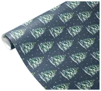 Rulle med mörkblått presentpapper, mönstrat med upprepade julgranar, snö och guldstjärnor. Blank yta, festligt och elegant för julklappar.