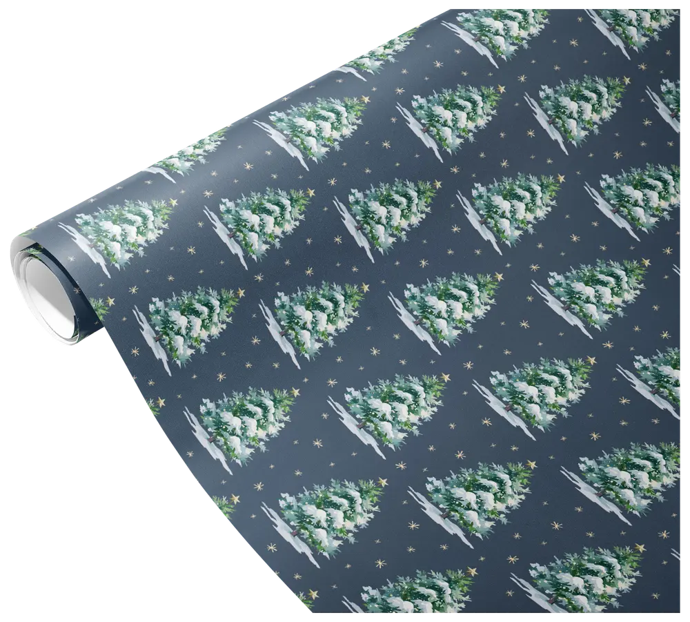 Rulle med mörkblått presentpapper, mönstrat med upprepade julgranar, snö och guldstjärnor. Blank yta, festligt och elegant för julklappar.