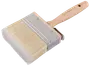 Bred malerpensel med lyse syntetiske børster, solidt træhåndtag og metalbånd. Perfekt til store flader, 100 mm bred. Håndtaget har ophængshul og logo.
