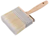 Bred malerpensel med lyst træhåndtag, metalbånd og syntetiske børster. Håndtaget har ophængshul og mærkeindgravering. Børsten er 70 mm bred, velegnet til store flader.
