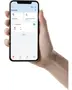 Hånd holder en smartphone med en smart home-app, der viser Favoritter, AI Protect, Home Energy Consumption og Smart Lights-kontrol.