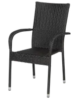 Svart utomhusstol med flätad sits och rygg, metallram, böjda armstöd och silverfärgade benändar. Stapelbar, passar för uteplats eller trädgård.