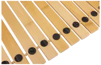 Bambubadrumsmatta med parallella ribbor, naturträfinish och svarta halkskydd på varje ribba. Vattenavvisande och miljövänlig, passar badrum eller spa.