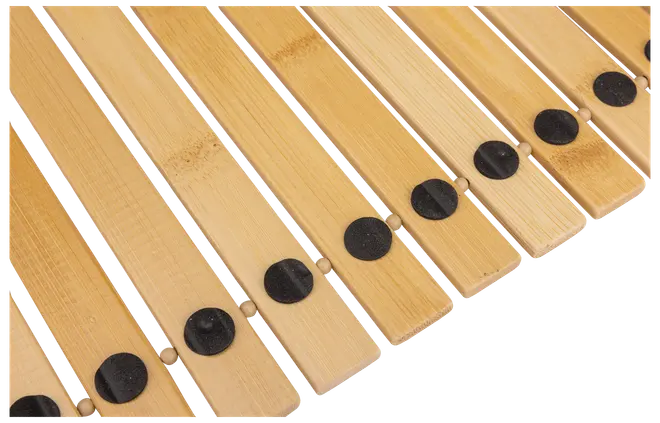 Bambus bademåtte med parallelle lameller, naturtræ finish og sorte skridsikre puder på hver lamel for stabilitet. Vandafvisende og miljøvenlig, ideel til badeværelse.