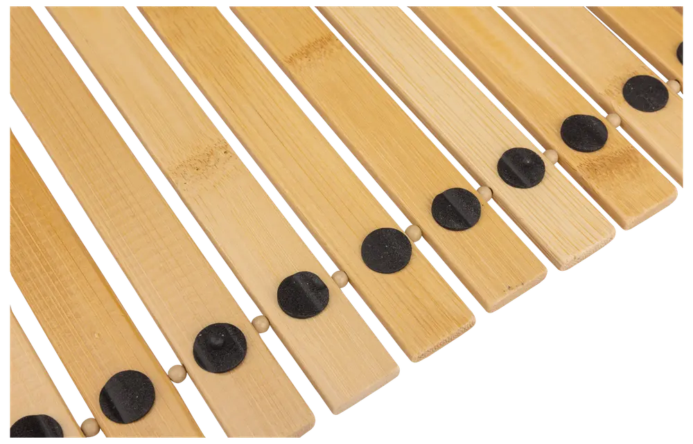 Bambubadrumsmatta med parallella ribbor, naturträfinish och svarta halkskydd på varje ribba. Vattenavvisande och miljövänlig, passar badrum eller spa.