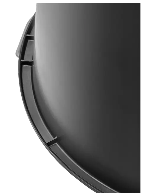 Nærbillede af sort plastlåg med buet kant og forstærket kant, designet til sikker lukning af store beholdere eller spande.