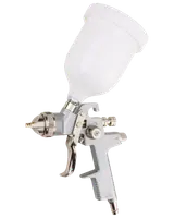 Professionel malersprøjte med hvid plastbeholder ovenpå, metalgreb og justerbare dyser til præcis maling. Velegnet til bil-, træ- og generelle maleropgaver.