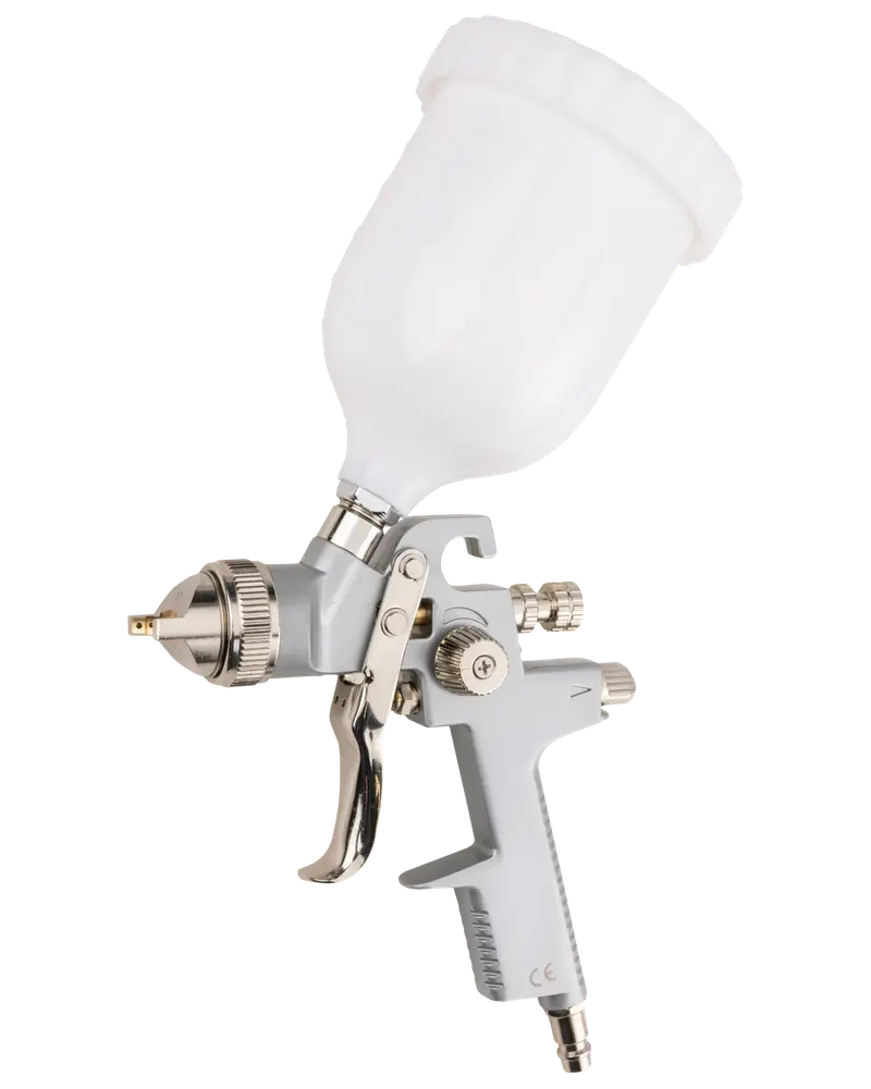 Professionel malersprøjte med hvid plastbeholder ovenpå, metalgreb og justerbare dyser til præcis maling. Velegnet til bil-, træ- og generelle maleropgaver.