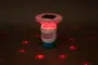 Solcelledrevet flydende poollys med rund top, hvid og blå krop, udsender røde LED-lys i cirkler. Velegnet til pooldekoration og aftenstemning.