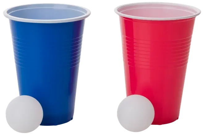 Sæt med én blå og én rød plastikkop, begge med hvid kant, samt to hvide bordtennisbolde. Perfekt til festlege som beer pong.