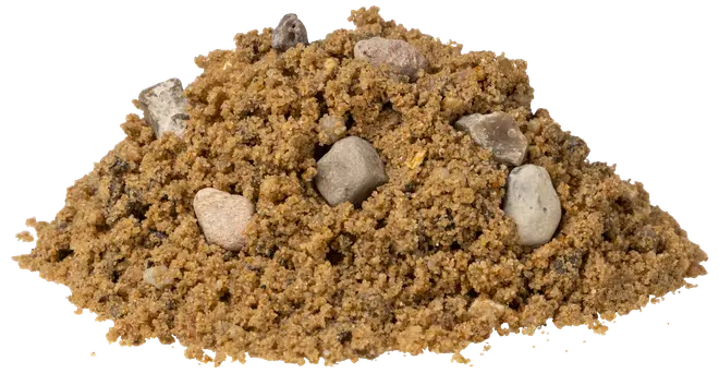 Bunke af groft, brunt sand blandet med små grå sten, velegnet til byggeri eller havearbejde. Sandet har en grynet tekstur med synlige småsten.
