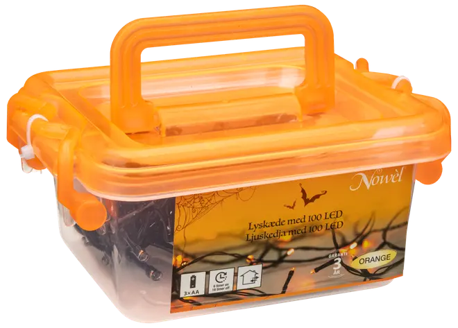 Orange plastlåda med 100 LED-ljusslinga, batteridriven, för inomhus- och utomhusbruk. Med bärhandtag och produktetikett med specifikationer och garanti.