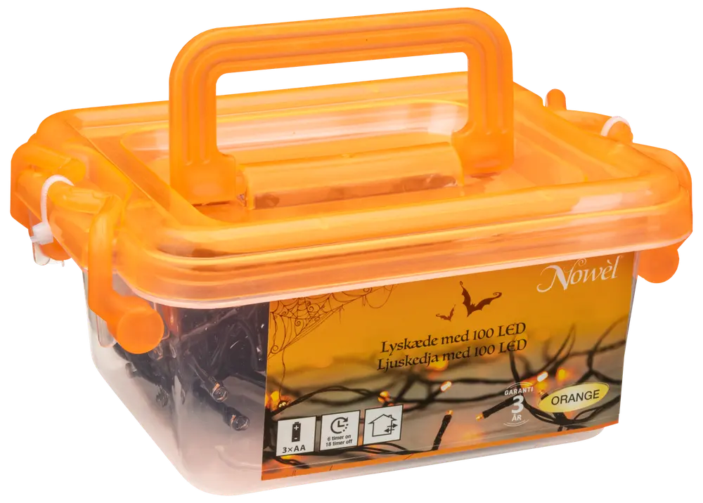 Orange plastlåda med 100 LED-ljusslinga, batteridriven, för inomhus- och utomhusbruk. Med bärhandtag och produktetikett med specifikationer och garanti.