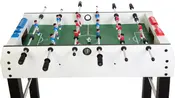 Bordfodboldbord med grøn spilleflade, sorte ben, otte stænger med røde og blå spillerfigurer, pointtællere på hver side og en fodbold i midten.