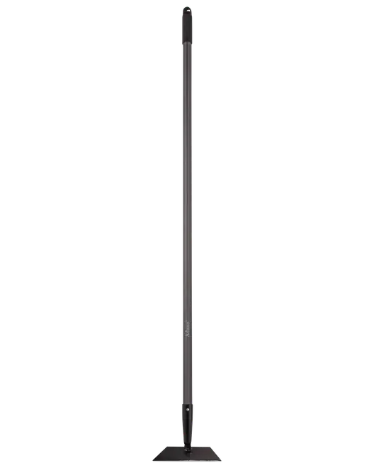 Ultratynd fladskærms-TV set fra siden, viser den slanke profil, sort ramme og solid rektangulær fod. Perfekt til moderne, pladsbesparende hjemmeunderholdning.