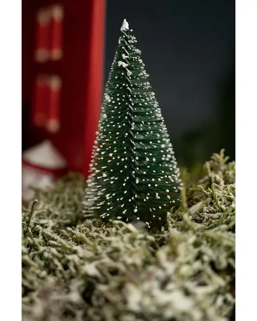 Miniature kunstig juletræ med grønne børster, hvide sne-lignende spidser og konisk form. Perfekt til juledekorationer, dioramaer eller bordudstillinger. Står oprejst på flad base.