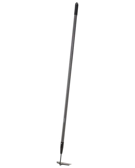 Långskaftad metallhacka med platt, rektangulärt blad. Perfekt för ogräsrensning och jordbearbetning. Robust, rak skaft för bekvämt och effektivt trädgårdsarbete.