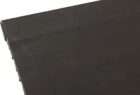 Rektangulär svart skumplatta med slät yta, lämplig för isolering, stoppning eller pyssel. Kanterna är jämnt skurna och materialet ser tätt och flexibelt ut.