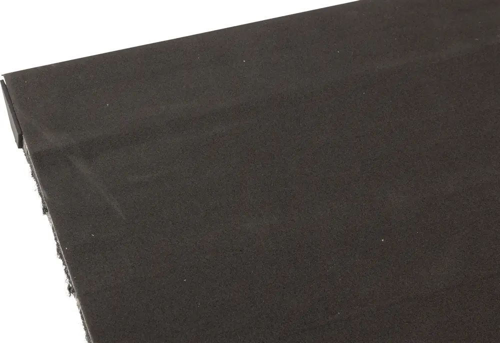 Rektangulär svart skumplatta med slät yta, lämplig för isolering, stoppning eller pyssel. Kanterna är jämnt skurna och materialet ser tätt och flexibelt ut.