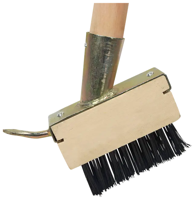 Grillrensebørste med stive sorte børster, rektangulært metalhoved, træhåndtag og metalskraber til fjernelse af fastgroet snavs på grillriste.