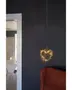 Hængende hjerteformet LED-lyskæde med varm hvid glød, tynd trådramme og gennemsigtig ledning. Perfekt til væg eller vindue, skaber hyggelig stemning.