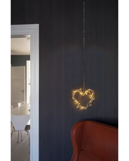 Hængende hjerteformet LED-lyskæde med varm hvid glød, tynd trådramme og gennemsigtig ledning. Perfekt til væg eller vindue, skaber hyggelig stemning.