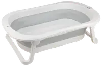 Vitt hopfällbart babybadkar med stadiga fällbara ben, oval form och släta kanter. Tillverkat i plast, passar spädbarn och småbarn. Visas med vatten i.