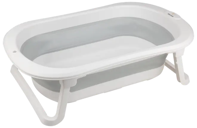 Vitt hopfällbart babybadkar med stadiga fällbara ben, oval form och släta kanter. Tillverkat i plast, passar spädbarn och småbarn. Visas med vatten i.