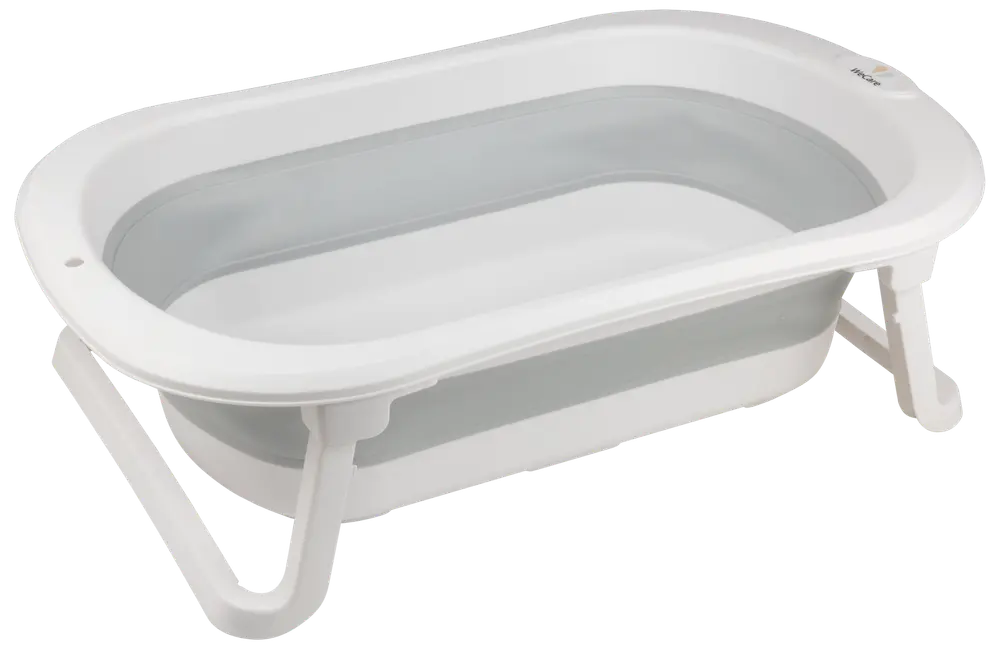 Vitt hopfällbart babybadkar med stadiga fällbara ben, oval form och släta kanter. Tillverkat i plast, passar spädbarn och småbarn. Visas med vatten i.
