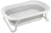 Hvid sammenklappelig babybadekar med solide foldbare ben, oval form og glatte kanter. Lavet af plast, egnet til spædbørn og småbørn. Vist med vand i.