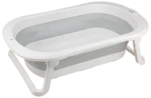 Vitt hopfällbart babybadkar med stadiga fällbara ben, oval form och släta kanter. Tillverkat i plast, passar spädbarn och småbarn. Visas med vatten i.