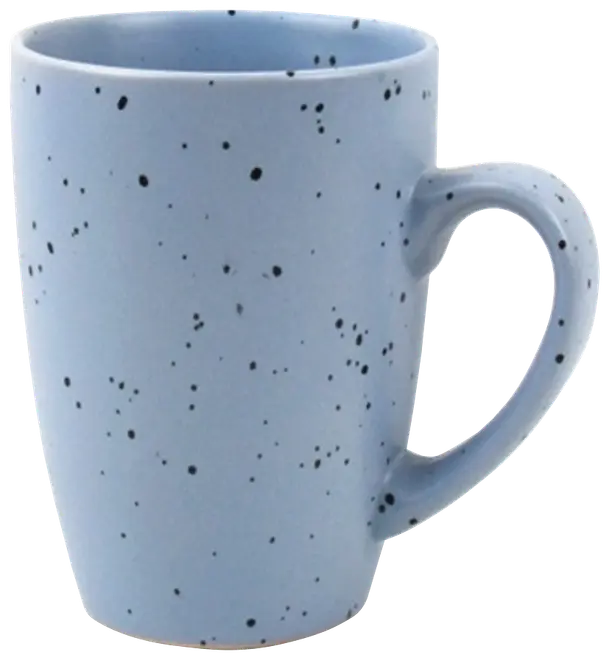 Lys blå keramikkop med stort håndtag, mat finish og sorte prikker over hele overfladen. Høj, cylindrisk form, ideel til varme drikke som kaffe eller te.