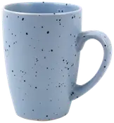 Lys blå keramikkop med stort håndtag, mat finish og sorte prikker over hele overfladen. Høj, cylindrisk form, ideel til varme drikke som kaffe eller te.
