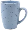 Lys blå keramikkop med stort håndtag, mat finish og sorte prikker over hele overfladen. Høj, cylindrisk form, ideel til varme drikke som kaffe eller te.